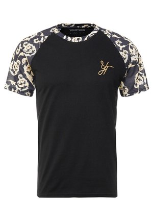 Schwarzes T-Shirt mit kurzen Ärmeln und gemustertem Stoff an den Ärmeln in Beige und Navy. Verfügt über ein goldenes Logo auf der Brust und einen Rundhalsausschnitt.