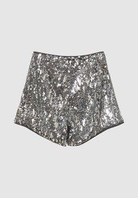 Shorts in paillettes argento con vita aderente e orlo svasato, caratterizzati da una fodera liscia nera e da una texture riflettente in tutto il capo.