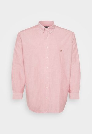 Rosa skjorte med knapper laget av et strukturert stoff, med spiss krage, lange ermer, og en liten brodert logo på venstre bryst.