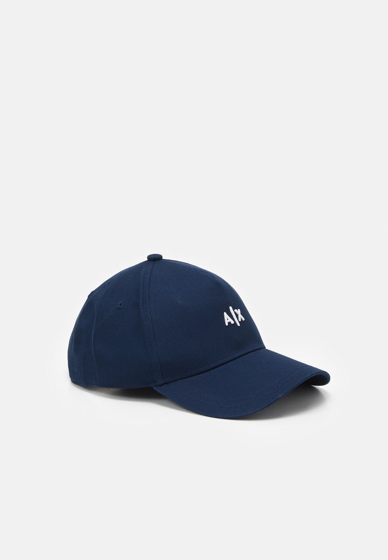 Boné de basebol azul-escuro feito de algodão, com brinde curvo e logótipo bordado em branco na frente. Inclui ilhós para ventilação e fita ajustável.