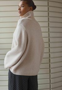 Next RELAXED FIT beżowy