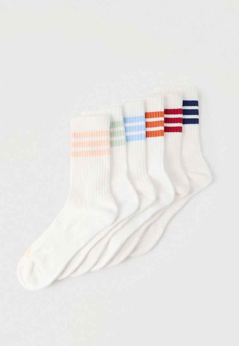 Weiße Socken mit bunten Streifen in Orange, Grün, Blau, Rot und Marineblau im oberen Bereich; gerippte Textur, Standard-Kurzlänge.