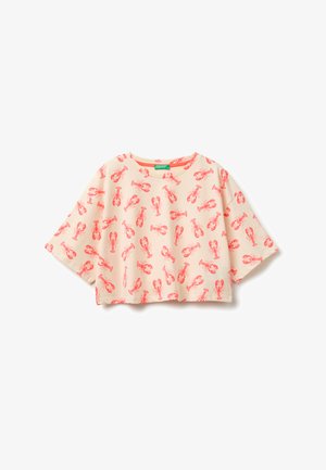 Crème-kleurig cropped shirt met korte mouwen, voorzien van een rode kreeftenprint en een ronde halslijn.