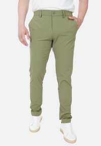 Pantaloni verde oliva realizzati in tessuto leggero, con una vestibilità slim, tasche laterali e chiusura con bottone in vita.