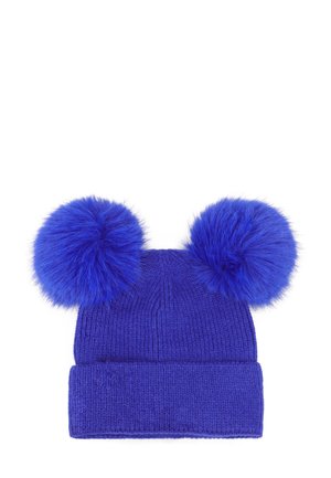 Cappello in maglia blu per l'inverno con risvolto ampio e due grandi pompon soffici in cima che assomigliano a orecchie, isolato su sfondo bianco.