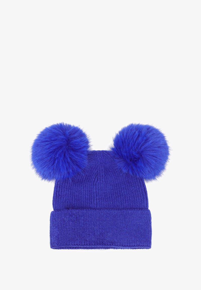 Cappello in maglia blu per l'inverno con risvolto ampio e due grandi pompon soffici in cima che assomigliano a orecchie, isolato su sfondo bianco.