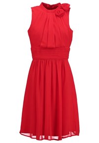 Robe rouge sans manches, longueur au genou, avec corsage plissé, ceinture et deux décorations en forme de rose en tissu sur l'épaule gauche.