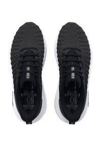 Zwarte hardloopschoenen met een gestructureerde mesh bovenkant, ronde veters en witte zolen. Heeft een subtiel patroon op de binnenzool en branding.