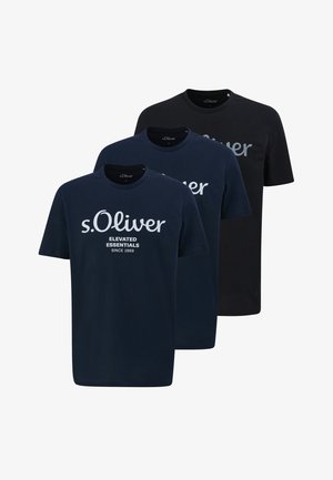 Tre t-shirt a maniche corte con scollo rotondo in nero e blu navy, ognuna con la scritta "s.Oliver Elevated Essentials Since 1969" stampata sul davanti.