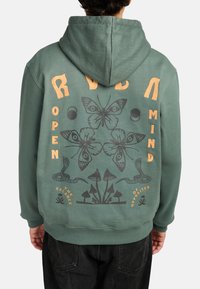 Hoodie verde in cotone con una grande grafica arancione e nera sul retro, che presenta farfalle, serpenti e funghi. Design classico con cappuccio.