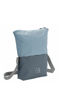 Borsa a tracolla realizzata in materiale riciclato, con una parte superiore di un azzurro chiaro e una parte inferiore di un grigio scuro, chiusura con zip e tracolla grigia. Testo sulla parte anteriore.