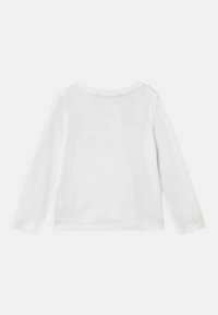 Bílá košile s dlouhým rukávem z bavlny, kulatým výstřihem a hladkým povrchem; jednoduchý design, bez ozdob, bez viditelných vzorů nebo akcentů.