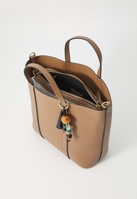 Tote-Bag aus braunem Leder mit doppelten Griffen, einem Reißverschluss und Innenfächern. Mit einem bunten Perlenanhänger ausgestattet.