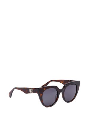 Cat-eye solbriller med mørketonede linser og stel med skildpadde-mønster, der har et lille rundt metal logo på stangen.
