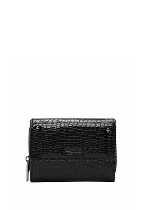 Cartera negra con textura de cocodrilo, solapa asegurada con dos remaches y una cremallera lateral con tirador metálico.