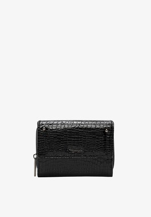 Cartera negra con textura de cocodrilo, solapa asegurada con dos remaches y una cremallera lateral con tirador metálico.