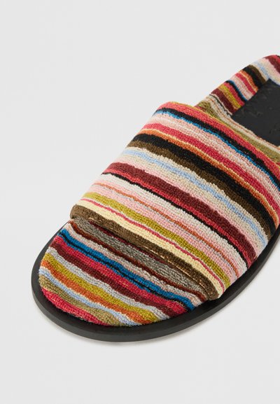 Woven-Fabric-Sandale mit bunten horizontalen Streifen in Rosa, Blau, Grün und Braun; schwarze Gummisohle.