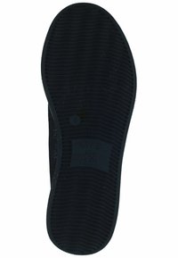 Semelle de chaussure en caoutchouc noir avec texture striée pour une meilleure traction, arborant une étiquette rectangulaire en relief avec "ara High Soft."