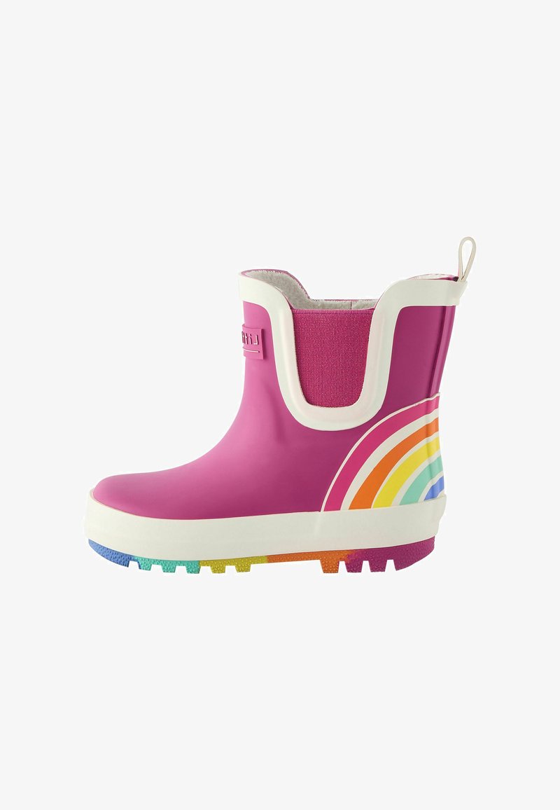 Botte de pluie en caoutchouc rose avec des accents blancs, présentant un design arc-en-ciel au niveau du talon et une semelle texturée. Hauteur courte jusqu'à la cheville avec une languette.