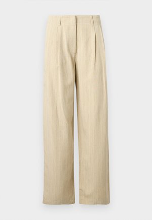 Pantalon beige taille haute à jambes larges avec des plis et des passants de ceinture, en tissu texturé, présenté sur un fond uni.