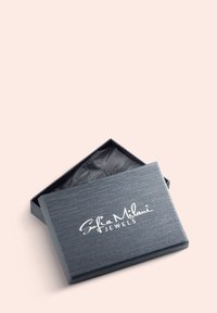 Grå smyckeskrin med en texturerad yta, med en vit logotyp "Sofia Milani Jewels." Lådan är delvis öppen och avslöjar svart silkespapper inuti.