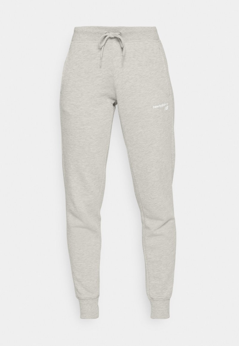 Pantalones de chándal grises con cinturilla con cordón, perneras ajustadas y puños elásticos; presenta un pequeño logo blanco en la parte superior izquierda.