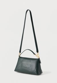 Rohelise nahast käekott, millel on struktureeritud kuju, kaasas ülalt haaratav sang ja reguleeritav õlarihm, kaunistatud kuldse riistvaraga.