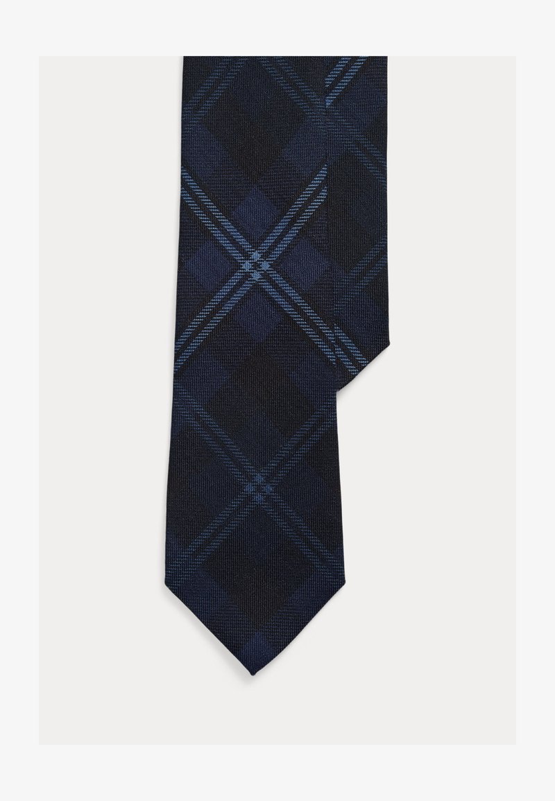 Corbata azul marino con un patrón de cuadros en tonos azul oscuro y claro. Diseñada con una punta puntiaguda y una textura de tela suave.