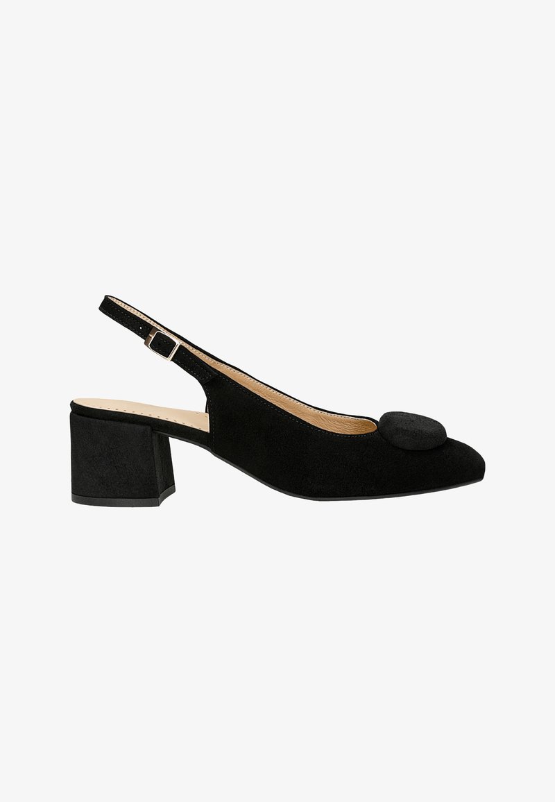 Chaussure slingback en suède noir avec un accent rond, petit talon bloc, bout pointu et bride cheville ajustable. Texture lisse partout.