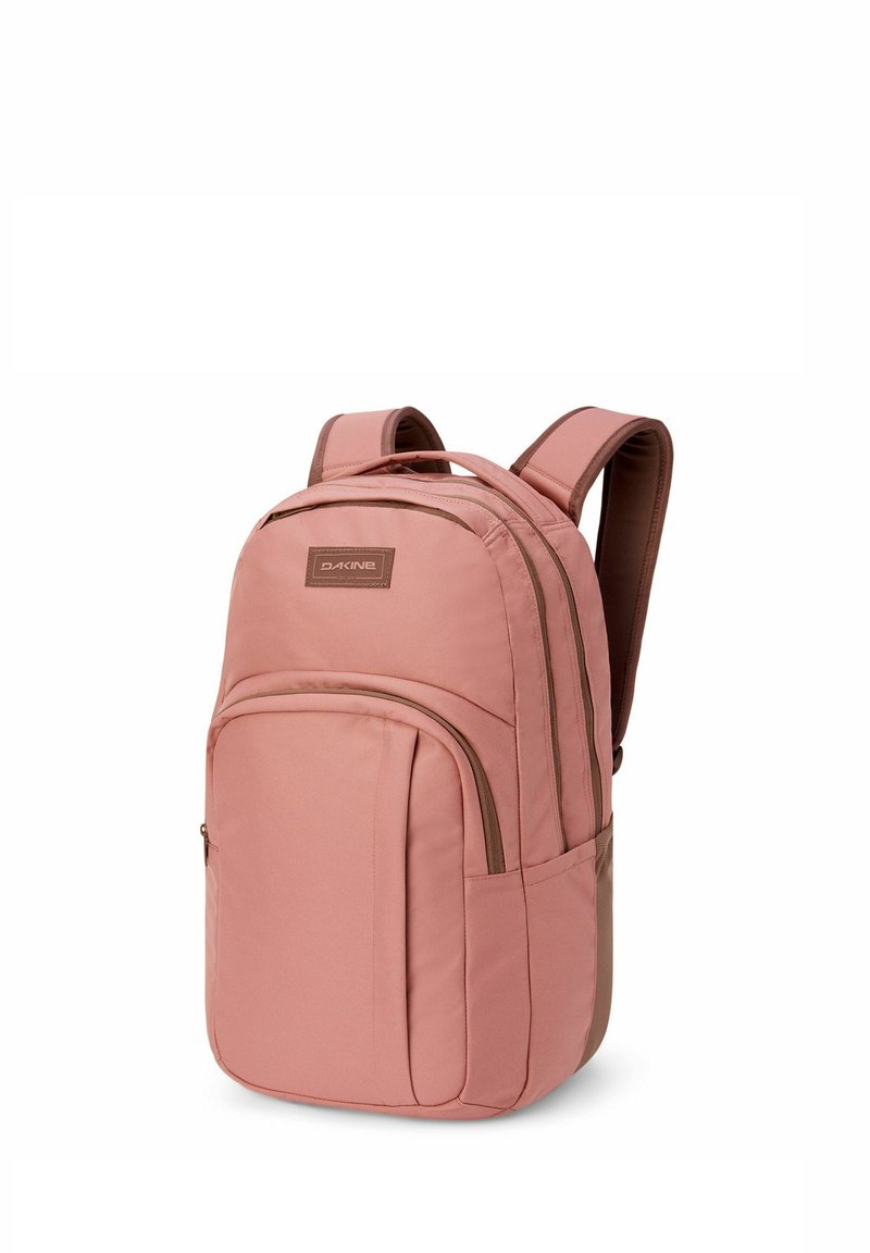 Mochila de tela rosa con acentos marrones, que cuenta con dos compartimentos con cremallera, correas acolchadas y un bolsillo lateral para almacenamiento adicional.