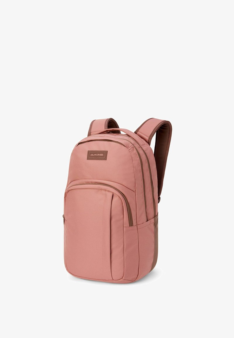 Mochila de tela rosa con acentos marrones, que cuenta con dos compartimentos con cremallera, correas acolchadas y un bolsillo lateral para almacenamiento adicional.
