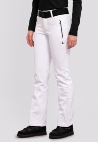 Weiße Skihose aus dehnbarem Material, mit Reißverschlusstaschen, einem schwarzen Gürtel und einer taillierten Passform, geeignet für Wintersport.