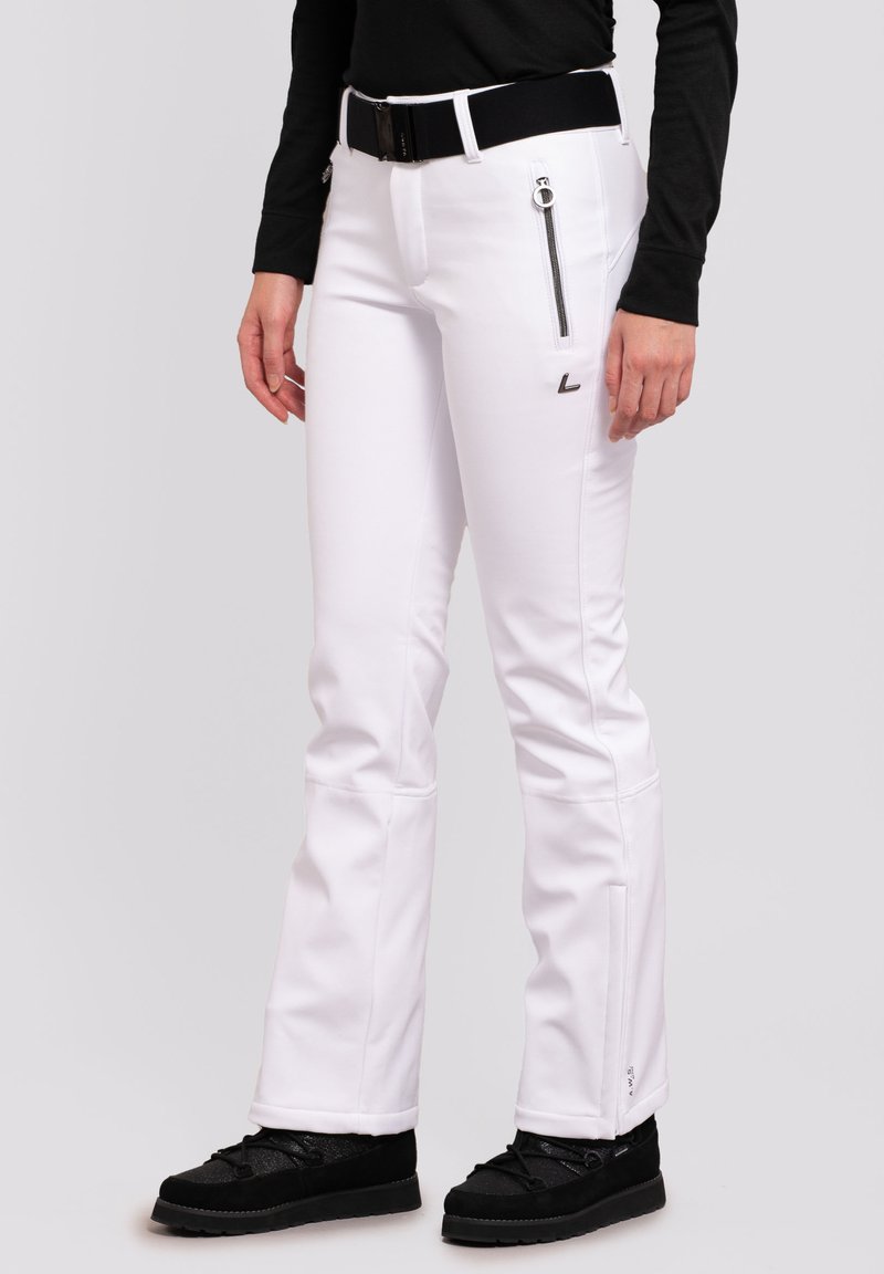 Weiße Skihose aus dehnbarem Material, mit Reißverschlusstaschen, einem schwarzen Gürtel und einer taillierten Passform, geeignet für Wintersport.