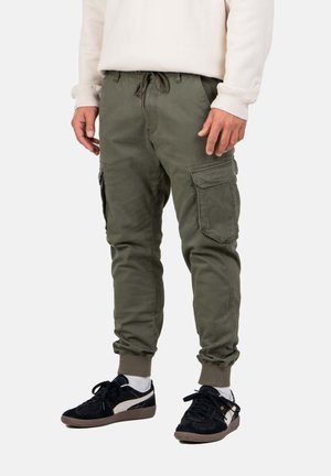 Olivgrüne Cargo-Hose mit elastischen Bündchen und Kordelzugbund; verfügt über zwei große Seitentaschen und hat eine glatte Stofftextur.