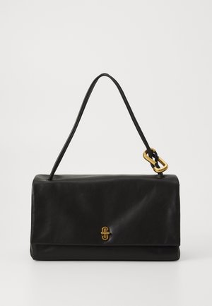 Schwarze Lederhandtasche mit rechteckiger Form, einem einzigen Tragegurt, goldenen Hardware-Akzenten und einer eleganten, glatten Textur. Mit Klappenverschluss-Design.