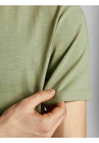 Jack & Jones EBASHER O-NECK SS - T-shirts basic - tea