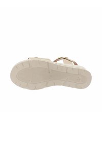 Sandalo beige con suola in gomma testurizzata, cinturino regolabile e accenti metallici sulla parte superiore. Design leggero per comfort e stile.