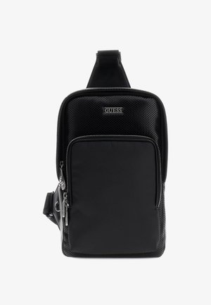 Schwarze GUESS Umhängetasche mit perforierter Textur, vordere Reißverschlusstasche und verstellbarem Schulterriemen.