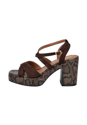Sandalia marrón de ante con tiras, tacón alto y plataforma con estampado de serpiente, y cierre con hebilla dorada.