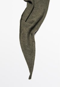 Sciarpa a maglia verde oliva, forma allungata con una texture liscia, estremità affusolate e una finitura morbida che si adagia delicatamente.