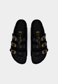 Μαύρα σανδάλια τύπου slide από λείο πλαστικό με τρεις ρυθμιζόμενες λουριά με χρυσές αγκράφες. Αύλακτοι πάτοι για καλύτερο κράτημα. Μέγεθος 37.