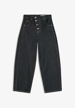 Jean en denim noir taille haute avec jambes larges, quatre boutons à l'avant, poches avant avec rivets et surpiqures contrastantes.