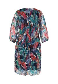 Polvisen pituinen mekko, jossa on kolme neljännesläkköisiä läpikuultavia hihoja, ja joka esittää moniväristä trooppista lehtikuviota punaisessa, vihreässä, sinisessä ja violetissa.