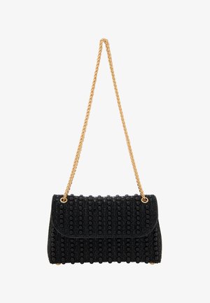 Černá kabelka s texturovaným vzorem, který zahrnuje vyvýšené kruhové akcenty. Má zlatý řetězový popruh a zavírání na klapku.