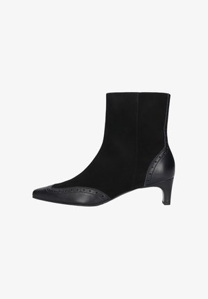 Schwarze Knöchelstiefel aus glattem Leder und Wildleder mit spitzer Zehenpartie, dekorativer Broguedetail und einem 2-Zoll Absatz.