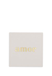 Vit fyrkantig låda med guldtext som stavar "amor" centrerat på locket mot en vit bakgrund.