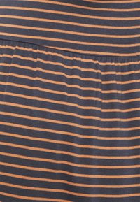 Tecido listrado em azul marinho e pêssego, com linhas horizontais e uma textura suave, apresentando um design de cintura franzida.