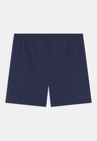 Námořnické modré plavecké šortky s elastickým pasem, rovného střihu, bez viditelných kapes nebo vzorů na bílém pozadí.