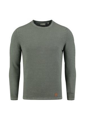 Langärmliger grauer Pullover mit strukturierten horizontalen Streifen, runder Ausschnitt und kleinem braunem Lederlogo-Patch unten links.
