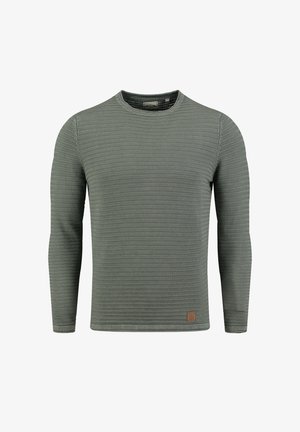 Suéter gris de manga larga con rayas horizontales texturizadas, cuello redondo y pequeño parche de cuero marrón en la parte inferior izquierda.